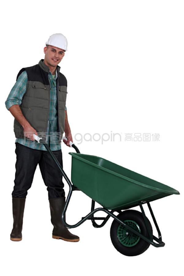 有手推車的建筑工人