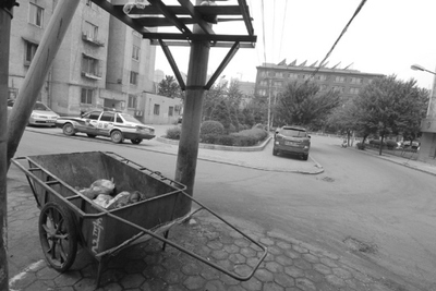 運垃圾的手推車還留在現場。