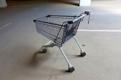 停車場的超市手推車