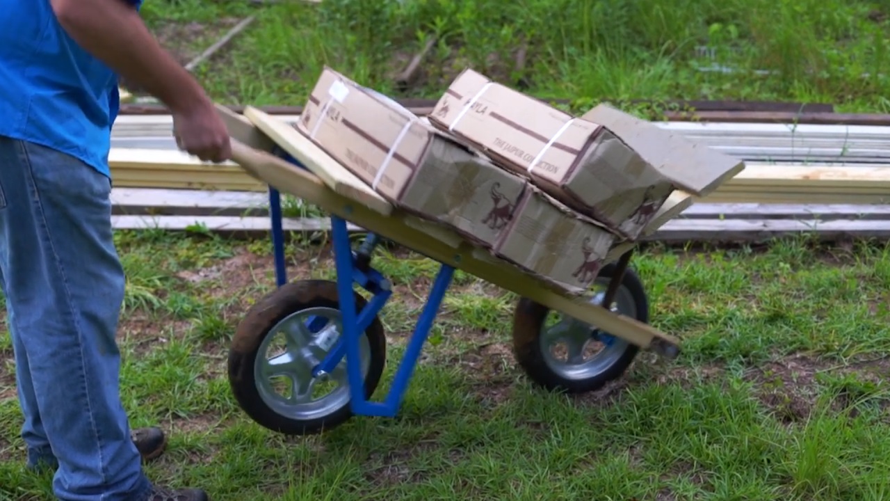 國外小哥發明兩輪手推車,后輪能360度旋轉,效率提高10倍