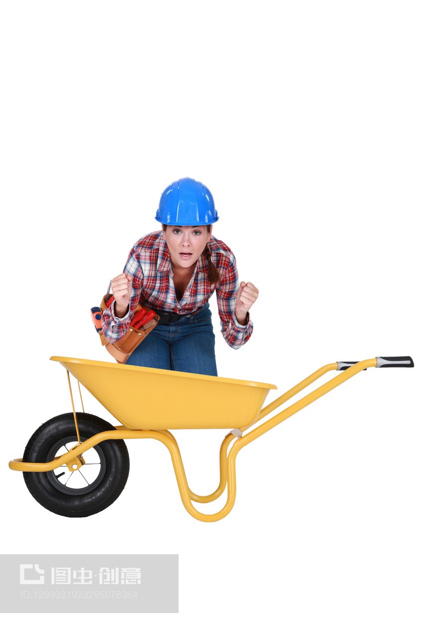 蹲在獨(dú)輪手推車?yán)锉砬槿玑屩刎?fù)的女人