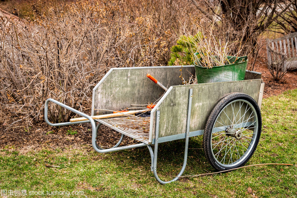 工具與修剪的樹枝的木制花園車收集后早春美化清理